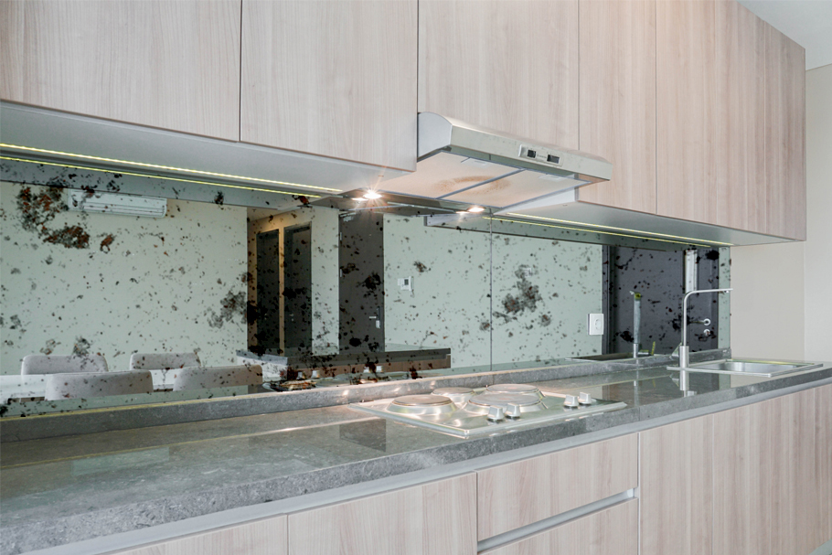 Rusted metal mirrored splashback - DIY Glass